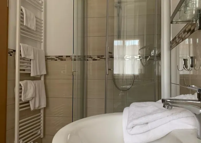 & Cafe Goeller 酒店 2*