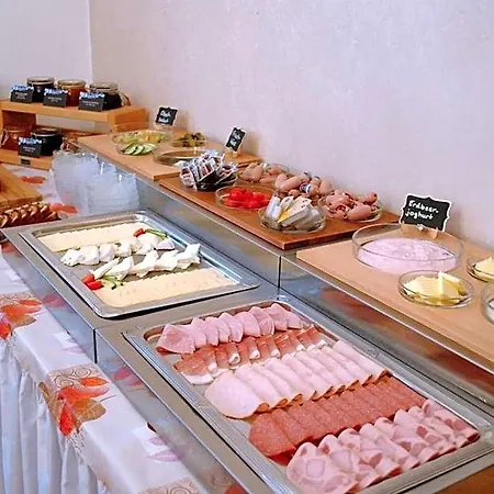 & Cafe Goeller فندق 2*